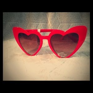 ✨New✨Sassy Heart Shaped Cat Eye Sunglasses.